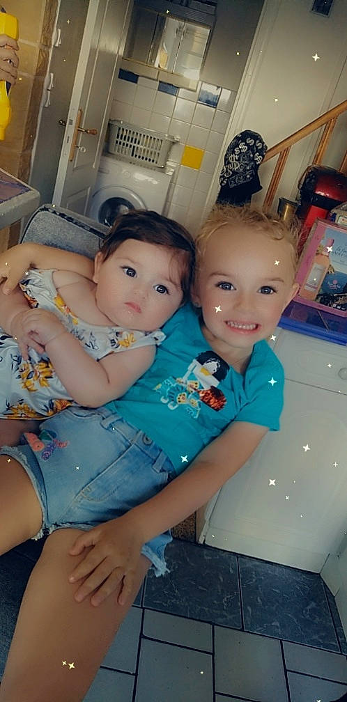 Hailey Et Lindsay a rejoint le concours — aidez-le/la à gagner de superbes lots ! black_hair, cheek, cool, eye, face, finger, fun, hairstyle, happy, head, iris, joy, mouth, people, person, shorts, shoulder, skin, smile, thigh