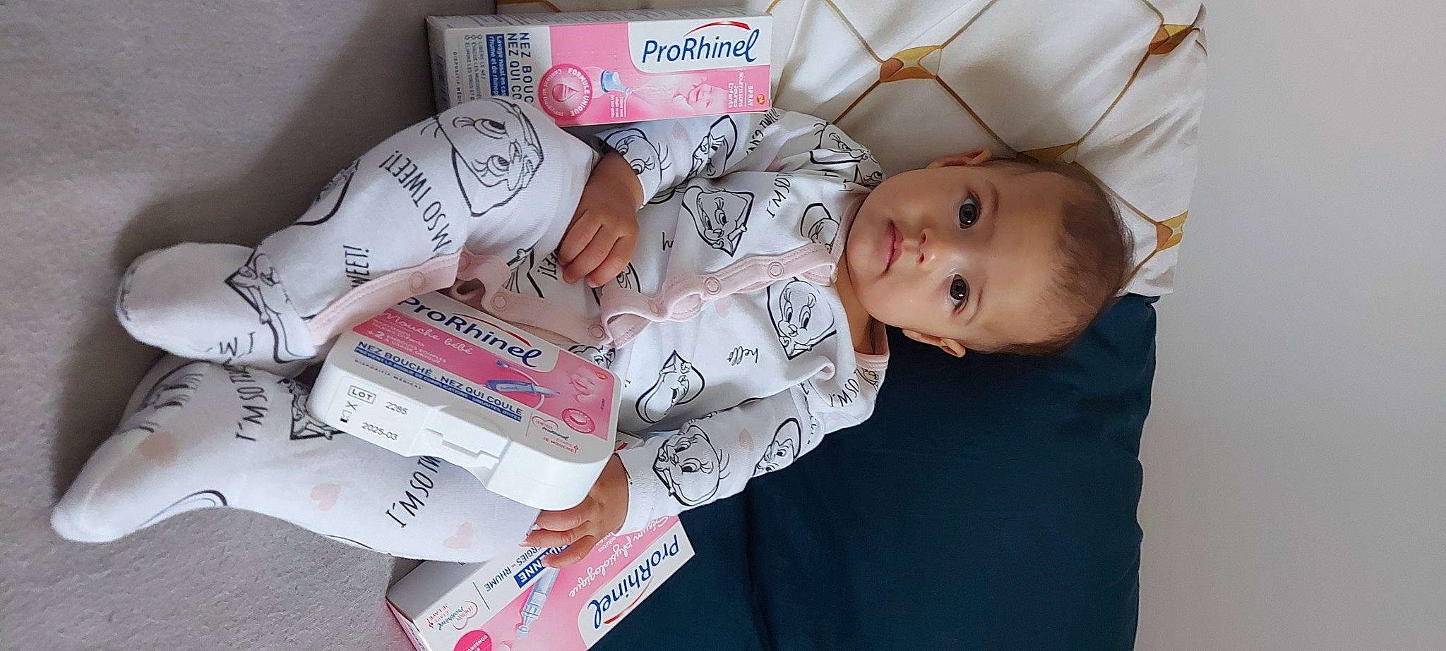 Shahnez a rejoint le concours — aidez-le/la à gagner de superbes lots ! baby, baby_products, baby_toddler_clothing, carmine, cheek, child, eyelash, font, nail, packaging_and_labeling, packing_materials, pattern, person, plastic, room, textile, toddler