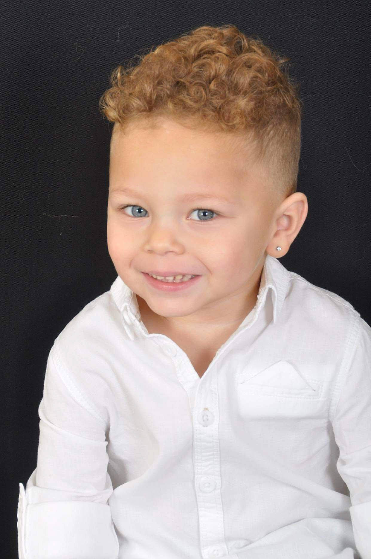 Malcolm a rejoint le concours — aidez-le/la à gagner de superbes lots ! cheek, chin, collar, dress_shirt, eye, eyebrow, eyelash, flash_photography, forehead, happy, human_body, iris, jaw, joy, lip, neck, nose, outerwear, person, skin