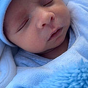 Eyden a rejoint le concours — aidez-le/la à gagner de superbes lots ! baby, newborn, infant, sleeping, portrait, close_up, blue_blanket, hat, swaddle, cozy, peaceful, soft_texture, face, closed_eyes, tiny_nose, lips, skin, laying_down, blanket, drool