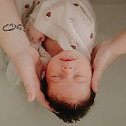 Serena a rejoint le concours — aidez-le/la à gagner de superbes lots ! baby, bath, blanket, care, closeup, face, gentle, hands, head, infant, newborn, parent, peaceful, portrait, skin, sleeping, soft, swaddled, tattoo, water