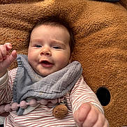 Serena a rejoint le concours — aidez-le/la à gagner de superbes lots ! baby, infant, face, hand, blanket, striped_clothing, bib, pacifier_clip, soft_texture, indoor, cute, person, expression, lying_down, child, young, smiling, closeup, skin, clothing
