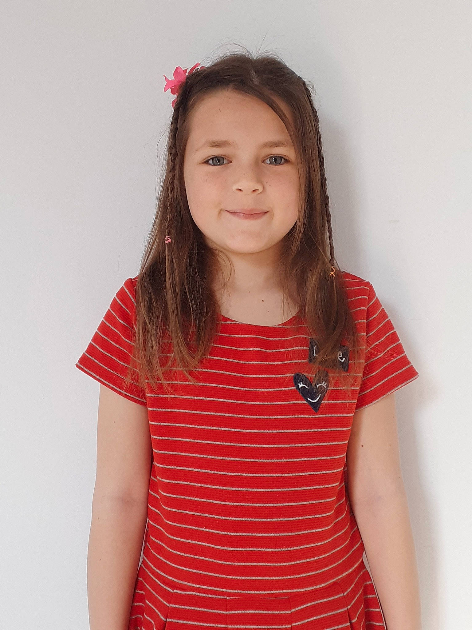 Julia a rejoint le concours — aidez-le/la à gagner de superbes lots ! brown_hair, child, child_model, clothing, forehead, joint, joy, neck, pattern, peach, person, red, shoulder, sleeve, smile, standing, t_shirt, top