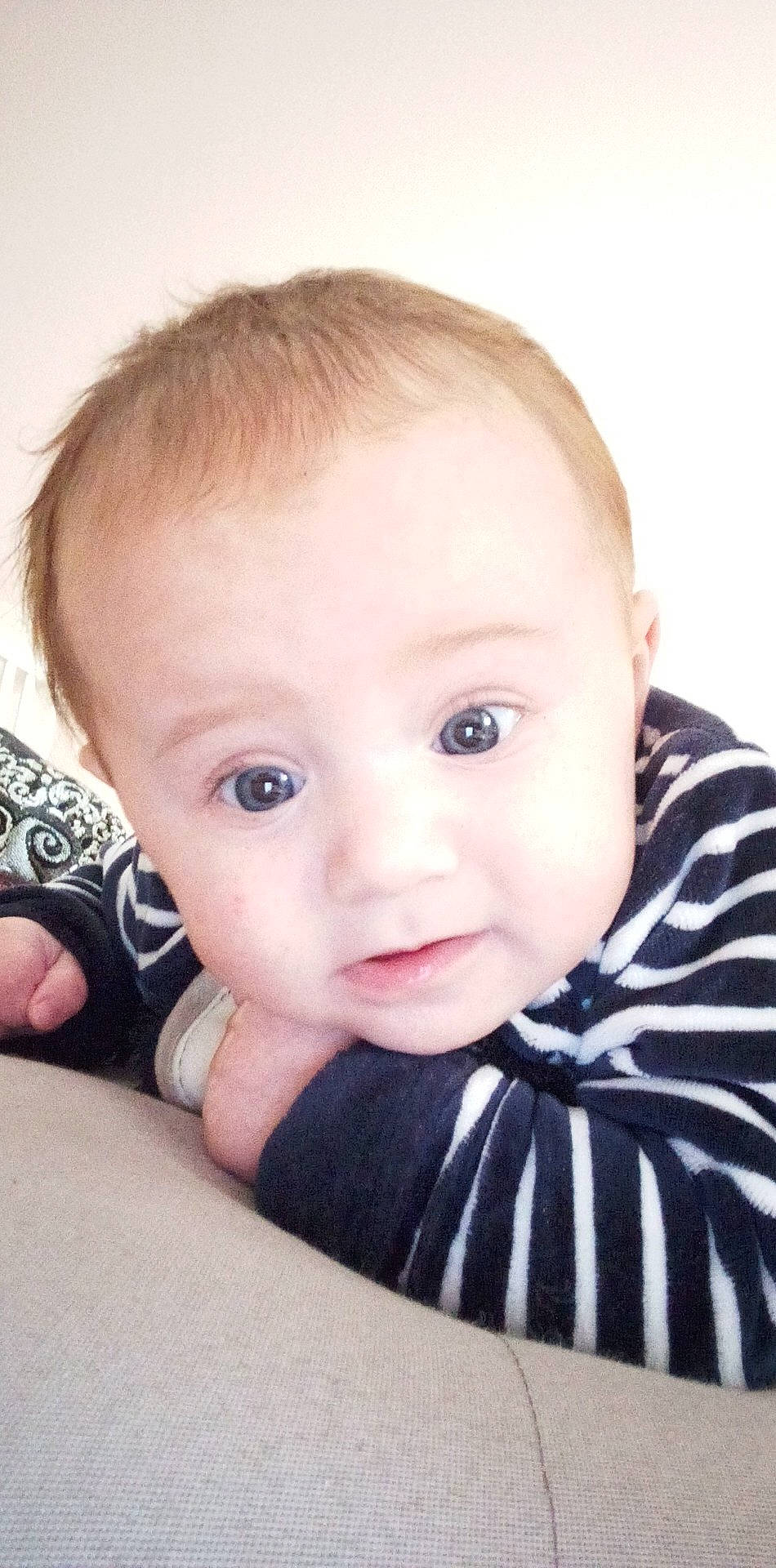 Mathéys participe au concours pour gagner de l'argent avec cette photo : baby, baby_toddler_clothing, cheek, comfort, ear, eyelash, finger, flash_photography, gesture, happy, iris, lip, neck, no_expression, nose, person, sitting, skin, sleeve, toddler