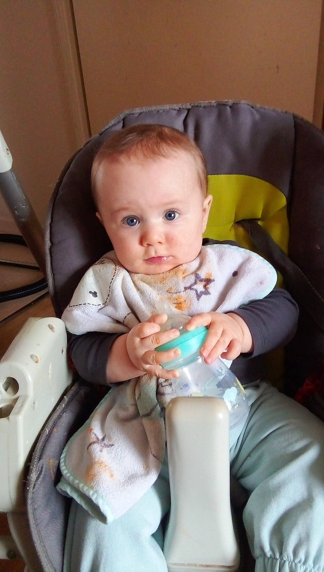 Mathéys a rejoint le concours — aidez-le/la à gagner de superbes lots ! baby, baby_bottle, baby_products, baby_toddler_clothing, bottle, chair, cheek, child, comfort, drinkware, eye, hand, nail, person, plastic_bottle, product, seat_belt, sitting, skin, toddler