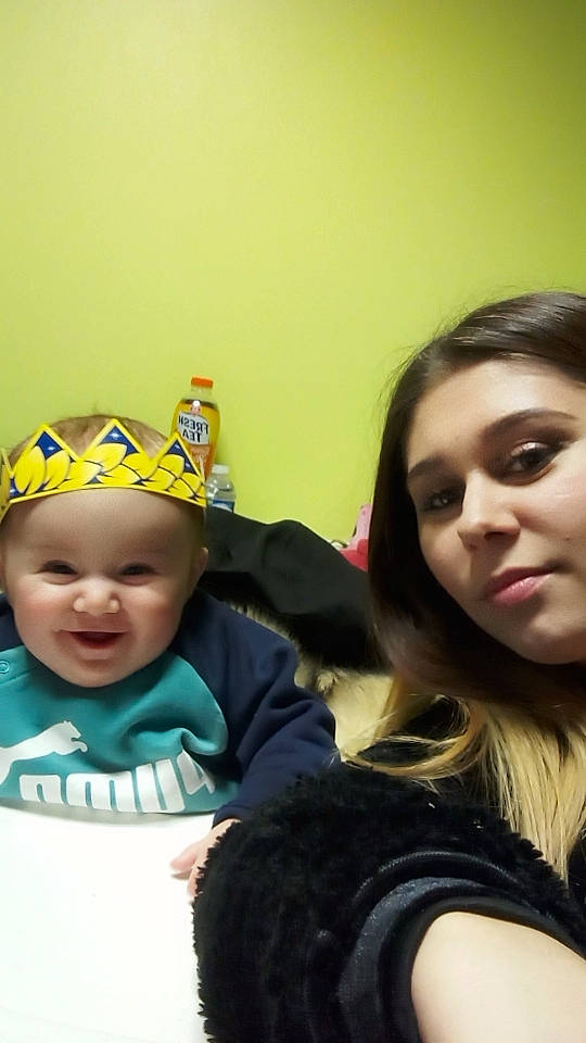 Mathéys participe au concours pour gagner de l'argent avec cette photo : baby, baby_toddler_clothing, cap, chair, child, clothing, event, face, facial_expression, fashion_accessory, fun, fur, hair, happy, headwear, holiday, joy, person, sitting, skin