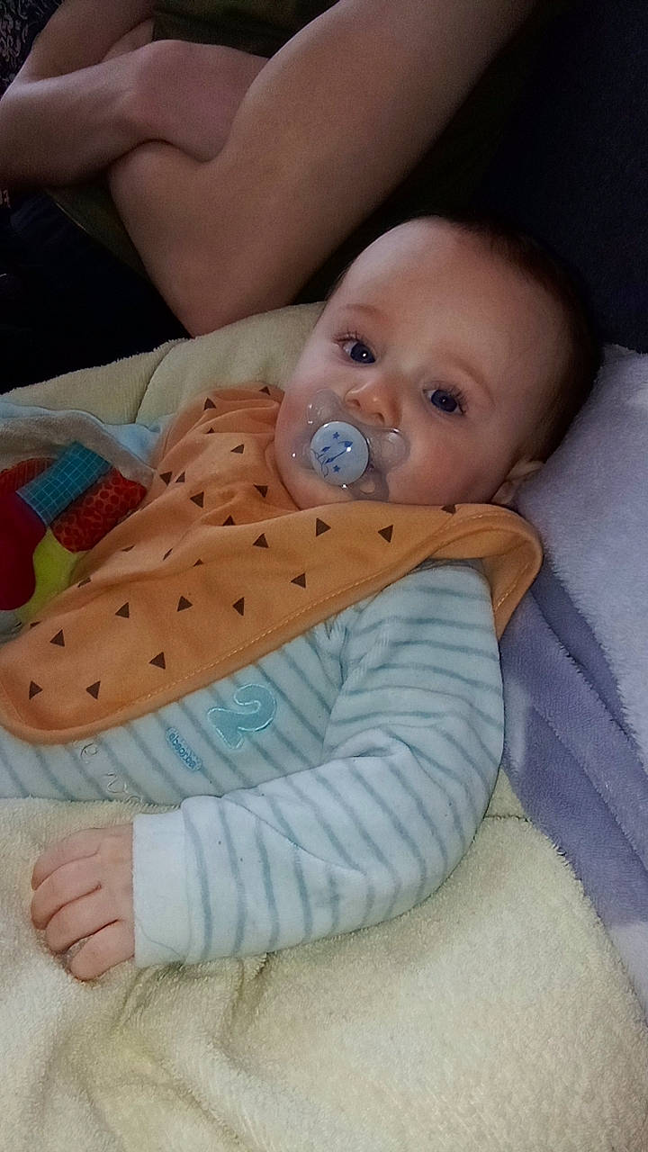 Mathéys a rejoint le concours — aidez-le/la à gagner de superbes lots ! baby, baby_products, baby_toddler_clothing, cheek, child, comfort, finger, flooring, fun, happy, linens, nose, person, room, sitting, skin, sleeve, toddler