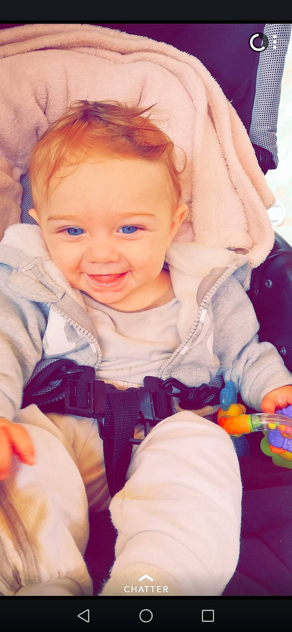 Kelyann a rejoint le concours — aidez-le/la à gagner de superbes lots ! baby, beauty, blond, cheek, child, ear, eye, face, facial_expression, head, joy, lip, nose, person, pink, play, sitting, skin, smile, toddler