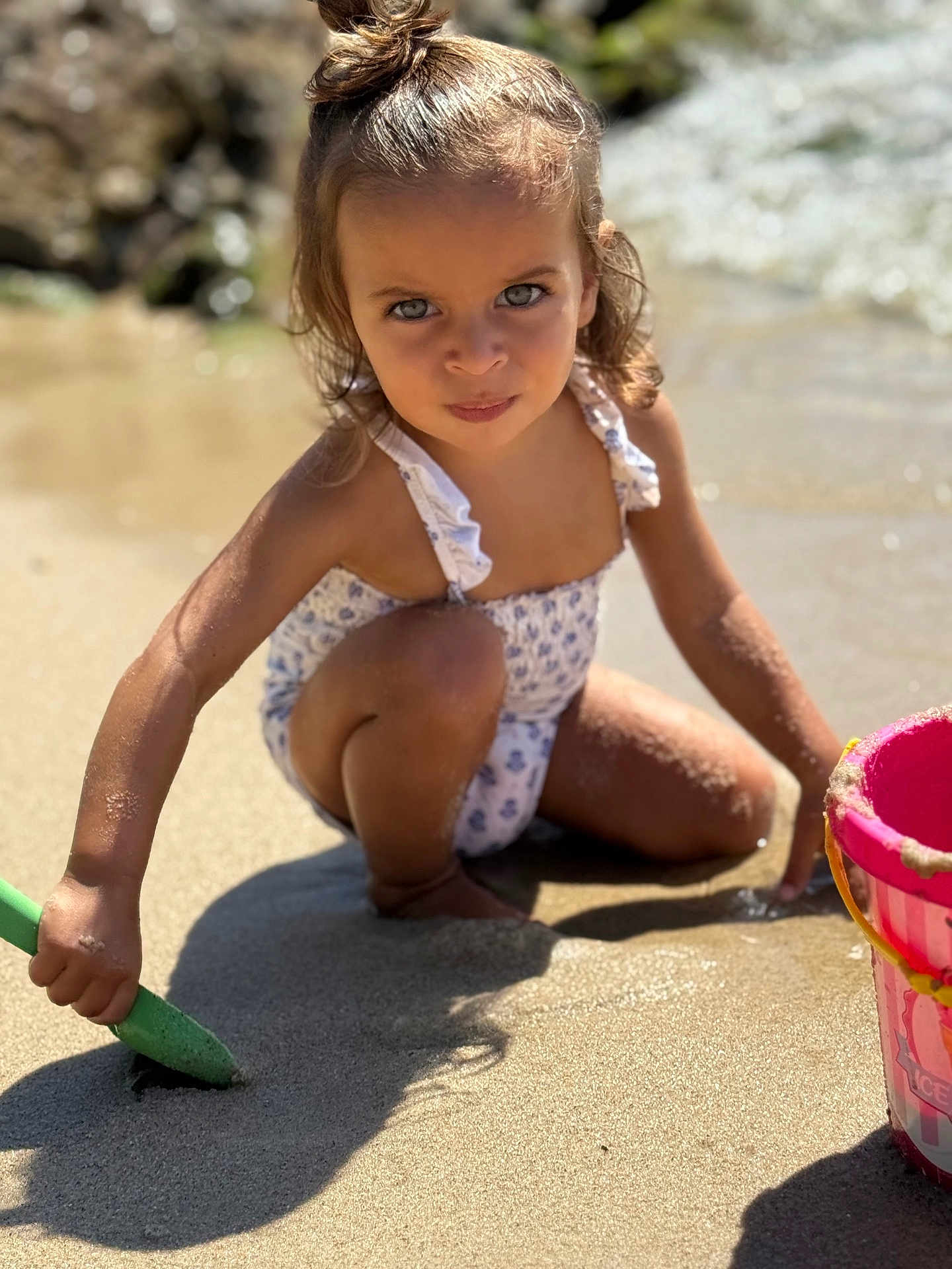 Esmée participe au concours pour gagner de l'argent avec cette photo : child, beach, sand, shovel, bucket, swimsuit, toddler, sunlight, water, summer, outdoor, play, fun, cute, young, person, vacation, holiday, sunny, exploration