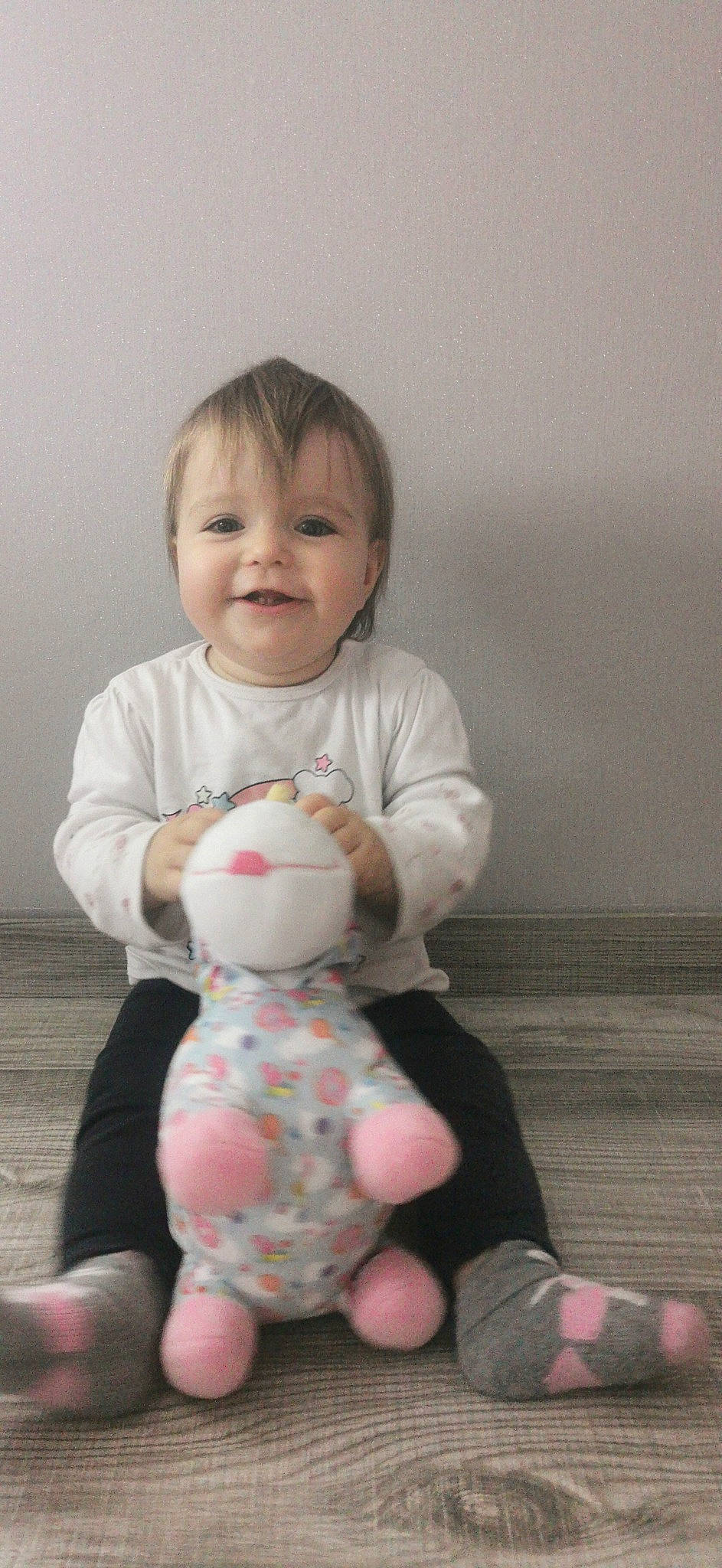 Océane a rejoint le concours — aidez-le/la à gagner de superbes lots ! baby, baby_toddler_clothing, cheek, comfort, finger, flash_photography, fun, gesture, happy, joy, leg, person, skin, sleeve, smile, stuffed_toy, t_shirt, teddy_bear, thumb, toddler