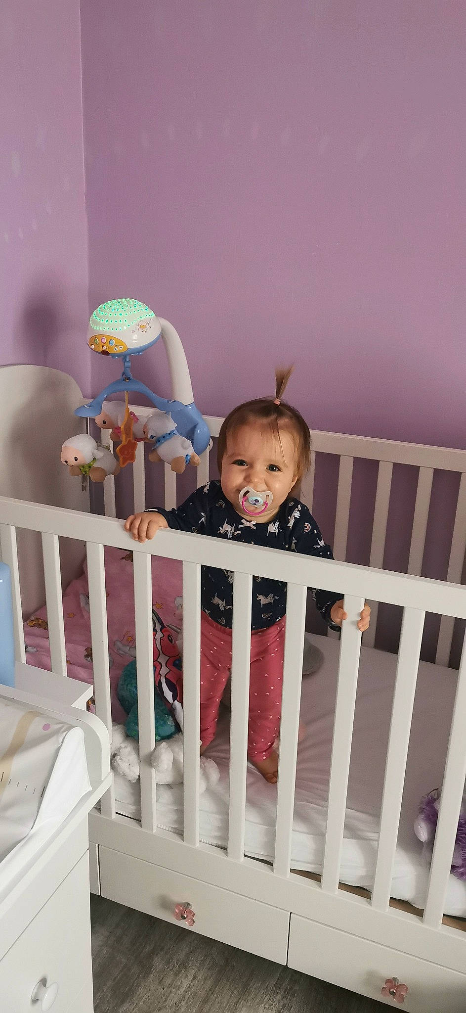 Océane a rejoint le concours — aidez-le/la à gagner de superbes lots ! baby, baby_safety, baby_toddler_clothing, cradle, facial_expression, fun, happy, human_body, infant_bed, nursery, person, pink, product, skin, sleeve, smile, stairs, standing, t_shirt, textile