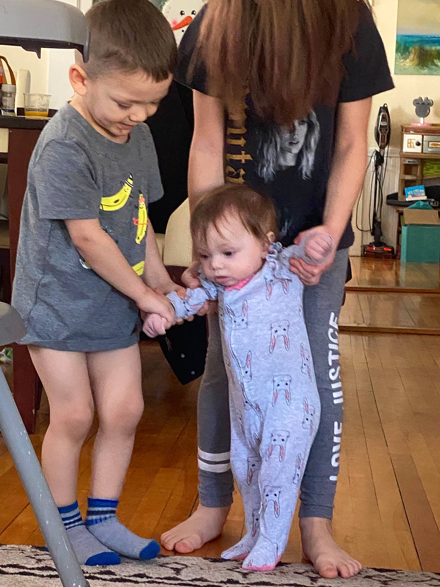 Zander is registered to the contest to win money with this photo: child, footwear, human_leg, leg, person, shoe, toddler