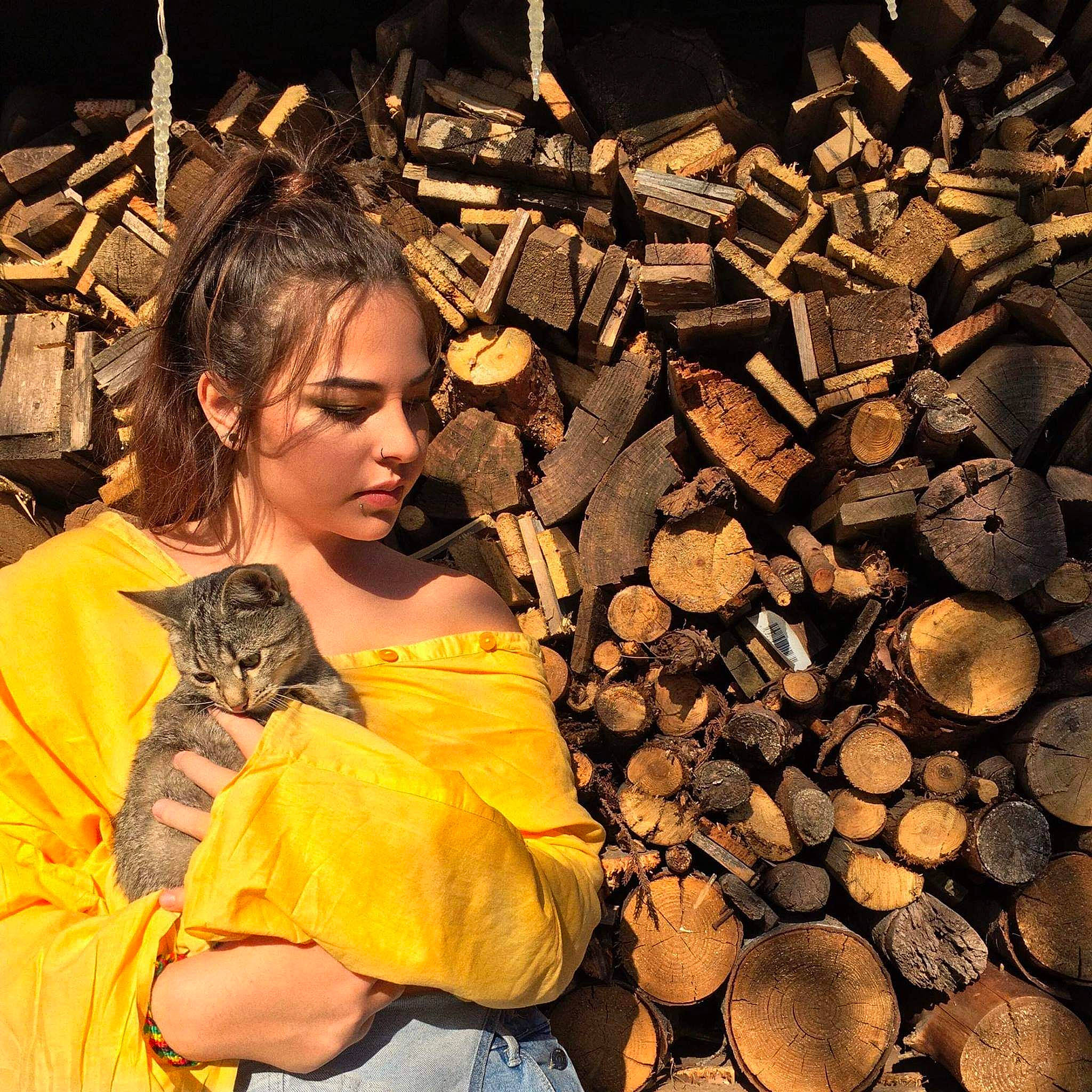 Laura a rejoint le concours — aidez-le/la à gagner de superbes lots ! autumn, girl, human_behavior, person, yellow