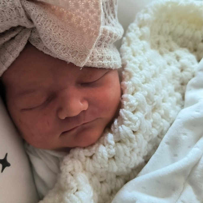 Lylla a rejoint le concours — aidez-le/la à gagner de superbes lots ! baby, bed, blanket, bonnet, cap, clothing, cushion, face, furniture, glove, hat, head, homedecor, newborn, person, photography, portrait, quilt, sleeping, towel