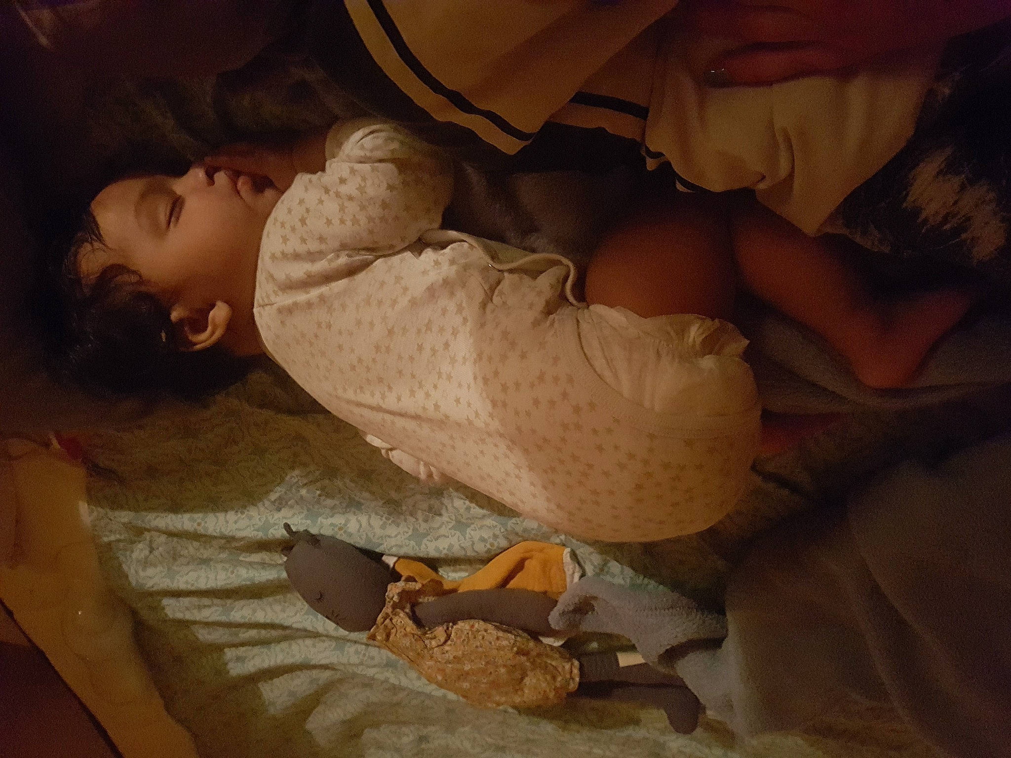 Angèle a rejoint le concours — aidez-le/la à gagner de superbes lots ! adaptation, arm, bed, comfort, darkness, elbow, finger, flash_photography, fun, gesture, human_body, human_leg, landscape, mouth, person, room, sitting, toddler, tree, vertebrate