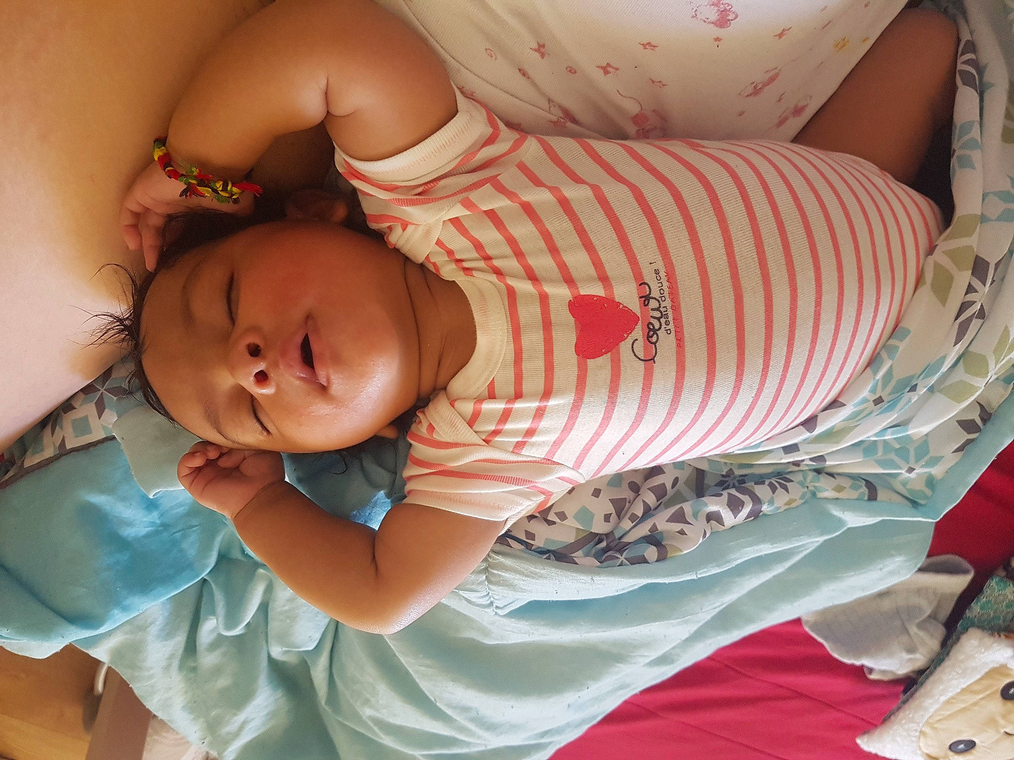 Angèle a rejoint le concours — aidez-le/la à gagner de superbes lots ! arm, comfort, elbow, eye, eyelash, finger, flash_photography, hand, happy, human_body, joint, lip, mouth, muscle, organ, person, product, shoulder, skin, stomach