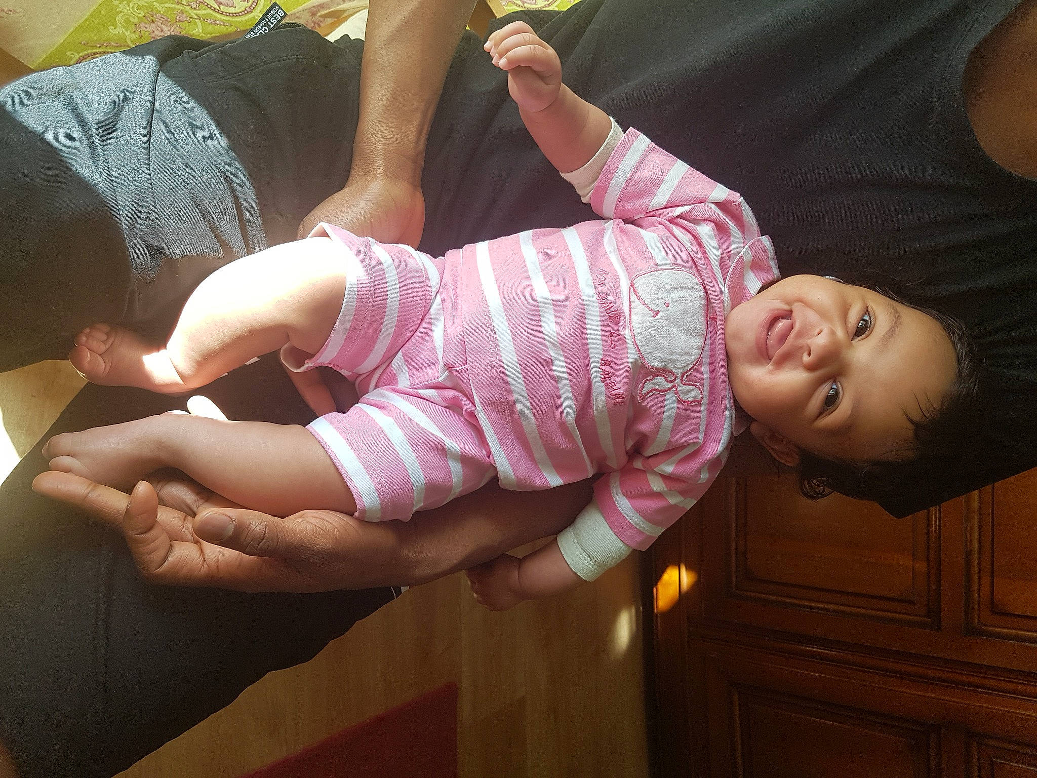 Angèle participe au concours pour gagner de l'argent avec cette photo : abdomen, baby_toddler_clothing, cheek, comfort, elbow, finger, gesture, hand, happy, human_body, joint, leg, mouth, person, pink, shoulder, skin, sleeve, thigh, thumb