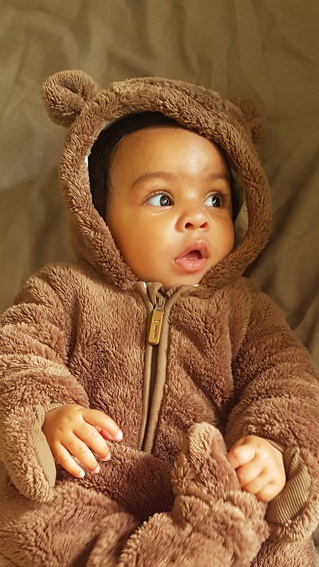 Angèle a rejoint le concours — aidez-le/la à gagner de superbes lots ! cheek, chin, eye, face, finger, flash_photography, gesture, head, headgear, human_body, iris, lip, nose, organ, outerwear, person, skin, sleeve, standing, surprise