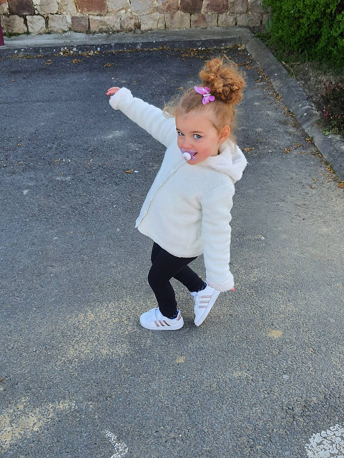 Clea a rejoint le concours — aidez-le/la à gagner de superbes lots ! asphalt, child, denim, fun, gesture, grass, happy, leg, leisure, pedestrian, people_in_nature, person, plant, recreation, road, road_surface, shadow, sidewalk, street_fashion, toddler