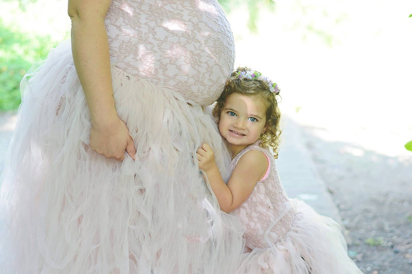 Mila a rejoint le concours — aidez-le/la à gagner de superbes lots ! bridal_accessory, bridal_clothing, bridal_party_dress, bride, ceremony, child, dress, flower_girl, fun, gown, hair_accessory, headpiece, joy, people_in_nature, person, photograph, photography, skin, tree, wedding