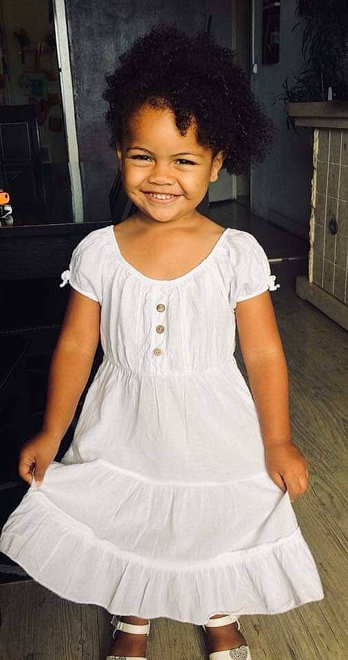 Keïley participe au concours pour gagner de l'argent avec cette photo : abdomen, child, child_model, cocktail_dress, dress, flooring, girl, gown, hair, hairstyle, joint, joy, person, shoulder, sitting, sleeve, smile, standing, textile, toddler