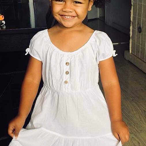 Keïley participe au concours pour gagner de l'argent avec cette photo : abdomen, child, child_model, cocktail_dress, dress, flooring, girl, gown, hair, hairstyle, joint, joy, person, shoulder, sitting, sleeve, smile, standing, textile, toddler