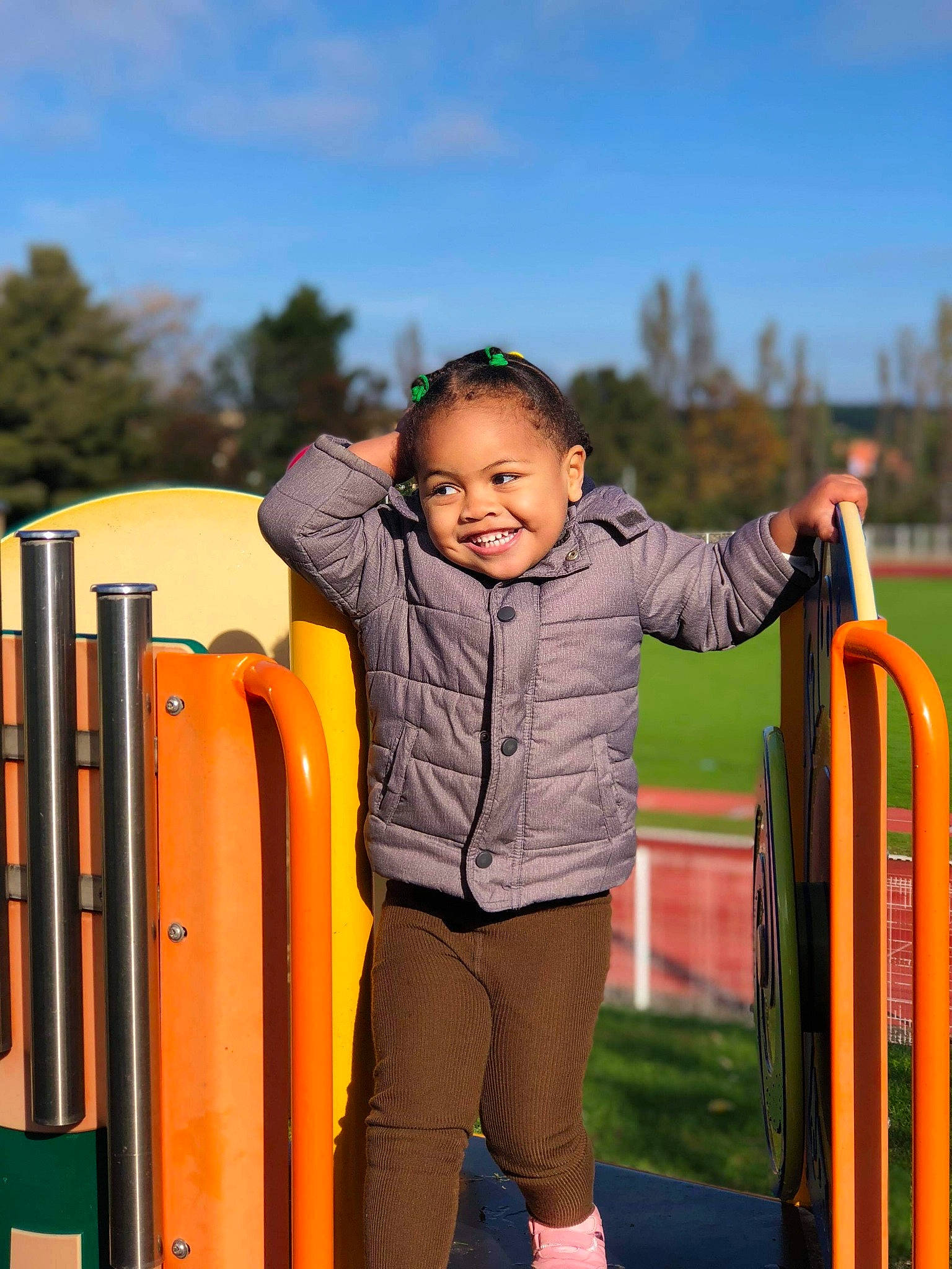 Keïley a rejoint le concours — aidez-le/la à gagner de superbes lots ! boy, child, day, fun, girl, joy, leisure, outdoor_play_equipment, outerwear, person, play, playground, product, public_space, recreation, smile, standing, toddler, vacation