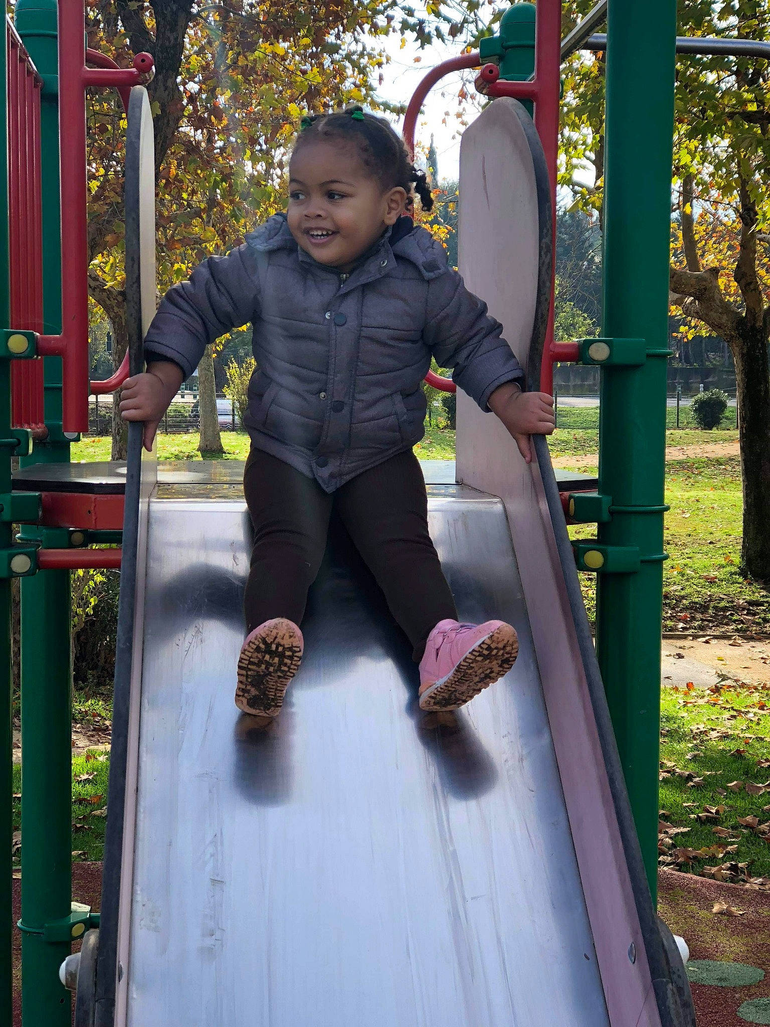 Keïley participe au concours pour gagner de l'argent avec cette photo : child, day, fun, girl, jeans, joy, leisure, outdoor_play_equipment, outerwear, person, play, playground, playground_slide, public_space, recreation, sitting, smile, standing, swing, toddler