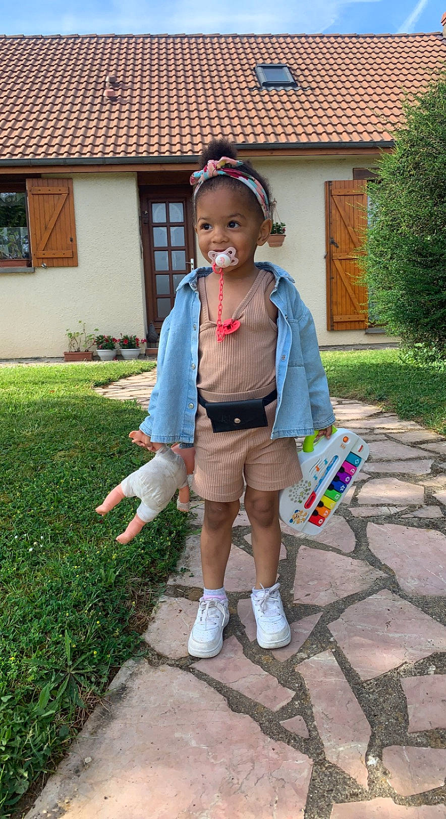 Kataléya participe au concours pour gagner de l'argent avec cette photo : child, fun, garden, grass, happy, house, human_body, leisure, person, plant, play, recreation, shoe, shorts, sidewalk, sitting, smile, sneakers, soil, toddler