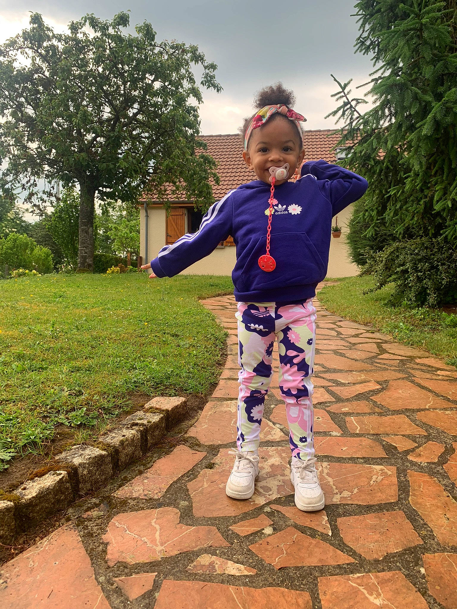 Kataléya a rejoint le concours — aidez-le/la à gagner de superbes lots ! child, electric_blue, fun, gesture, grass, grassland, happy, human_leg, joy, leisure, magenta, pattern, people_in_nature, person, plant, sky, sleeve, standing, street_fashion, toddler