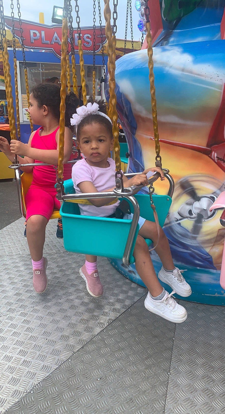Kataléya a rejoint le concours — aidez-le/la à gagner de superbes lots ! baby, baby_toddler_clothing, child, city, electric_blue, footwear, fun, grass, happy, leisure, magenta, outdoor_play_equipment, person, playground, recreation, sandal, shoe, swing, tire, toddler
