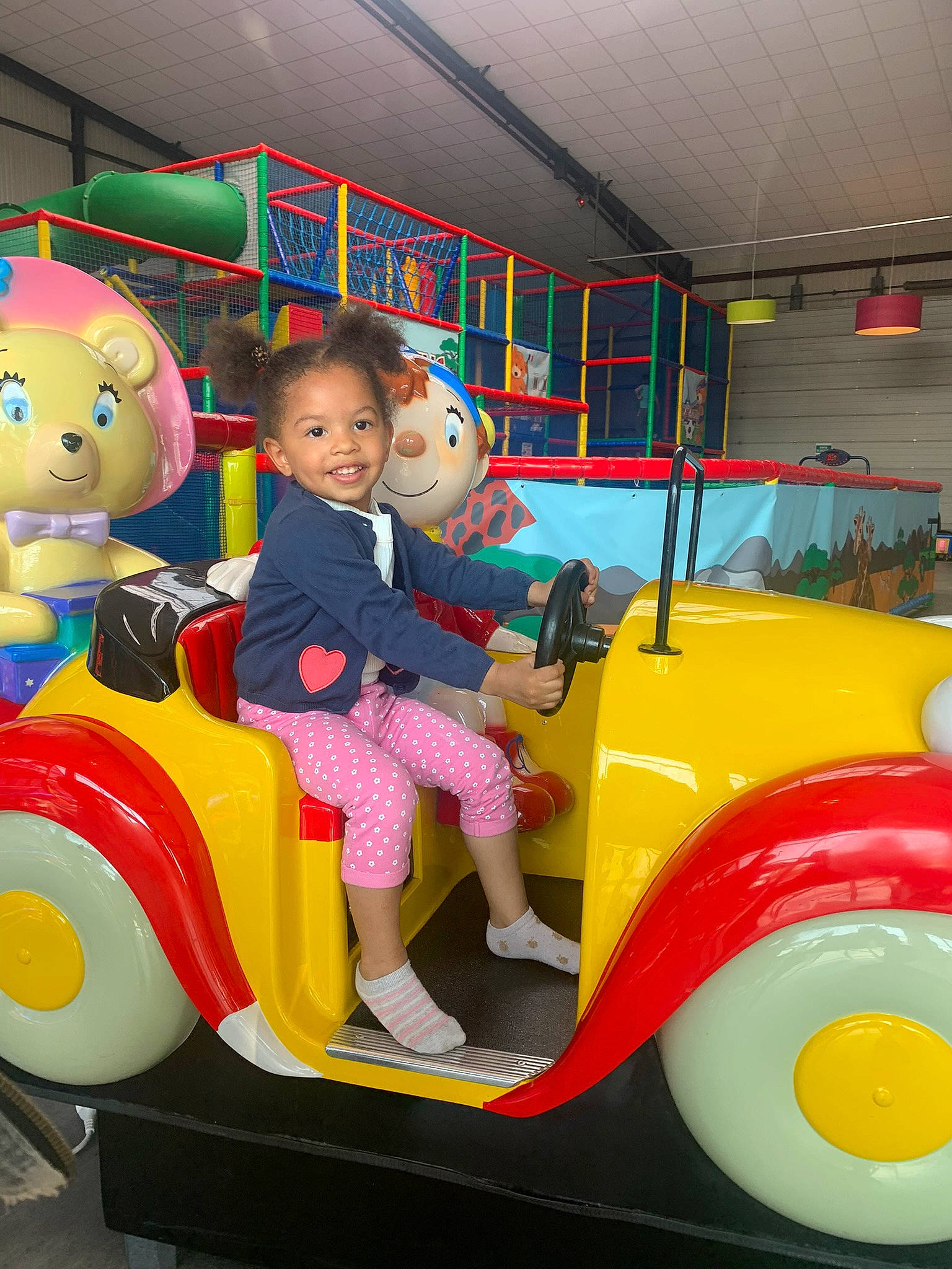 Kataléya a rejoint le concours — aidez-le/la à gagner de superbes lots ! automotive_design, automotive_exterior, automotive_tire, automotive_wheel_system, child, classic, event, fun, joy, land_vehicle, leisure, mode_of_transport, motor_vehicle, person, recreation, riding_toy, smile, tire, toddler, vehicle