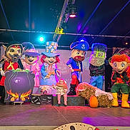 Léna a rejoint le concours — aidez-le/la à gagner de superbes lots ! audience, celebration, character, child, clown, colorful, costume, event, fantasy, festival, hay_bale, indoor, lighting, mascot, performance, pirate, pumpkin, smile, stage, theater