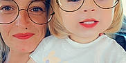 Léna a rejoint le concours — aidez-le/la à gagner de superbes lots ! adult, car_interior, casual, child, closeup, clothing, cute, digital_filter, emoji, face, fun, glasses, happy, holding, person, portrait, short_hair, smile, strawberry, toddler
