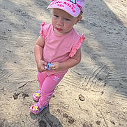 Léna participe au concours pour gagner de l'argent avec cette photo : child, toddler, pink_clothing, hello_kitty, cap, toy, outdoor, sand, shadow, sunlight, serious_expression, footwear, adidas, nature, grass, playground, person, summer, casual, cute