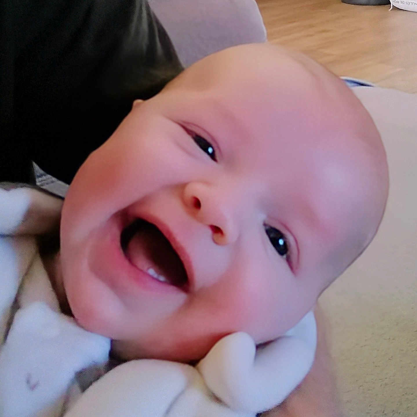 Nolan a rejoint le concours — aidez-le/la à gagner de superbes lots ! architecture, baby, babylaughing, bodypart, couch, cushion, face, furniture, happy, head, homedecor, laughing, mouth, newborn, person, photography, portrait, selfie, smile, teeth
