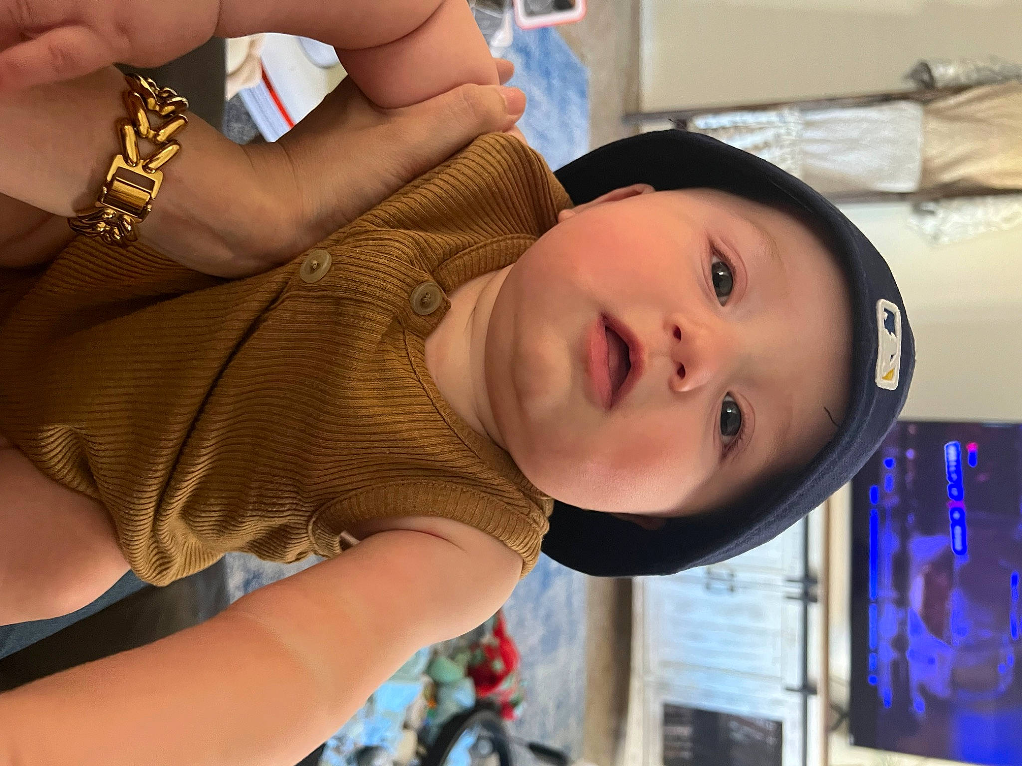 Madsen is registered to the contest to win money with this photo: chest, child, cool, elbow, eyelash, eyewear, gesture, glasses, happy, headwear, human_body, lip, mouth, neck, nose, person, skin, sunglasses, thigh, toddler