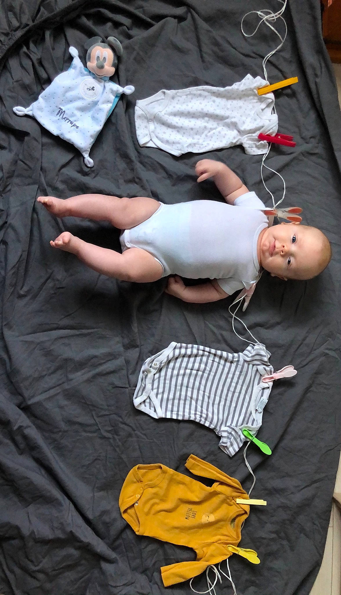 Matthys participe au concours pour gagner de l'argent avec cette photo : abdomen, baby, child, comfort, elbow, grey, human_leg, joint, knee, leg, linens, person, product, room, shorts, sitting, sleeve, t_shirt, thigh, white