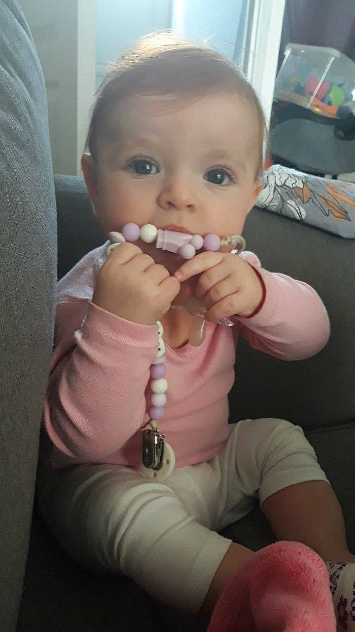 Athéna participe au concours pour gagner de l'argent avec cette photo : baby, cheek, child, dairy, eating, finger, food, mouth, person, thumb, toddler