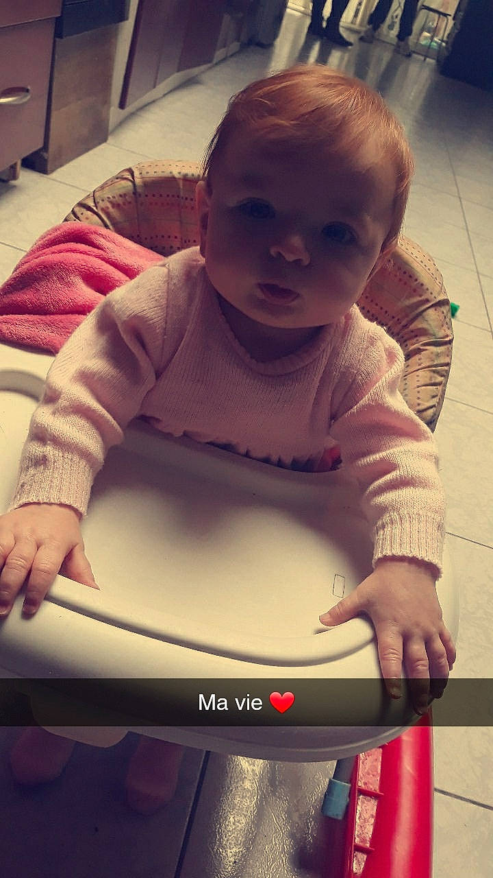 Athéna participe au concours pour gagner de l'argent avec cette photo : arm, baby, child, person, play, toddler