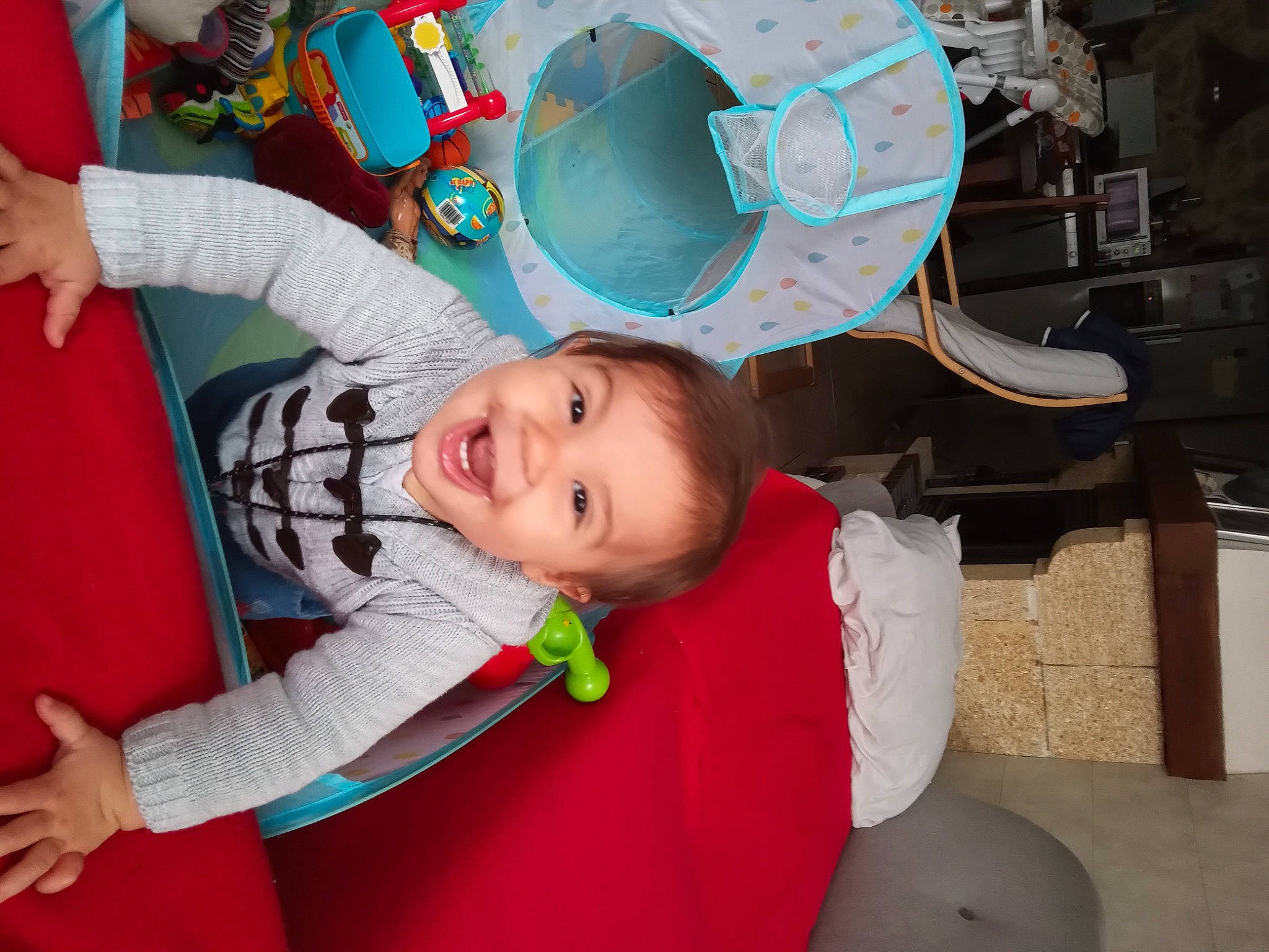 Louka participe au concours pour gagner de l'argent avec cette photo : baby, baby_toddler_clothing, chair, child, comfort, event, facial_expression, fun, happy, hat, joy, lap, leisure, mouth, person, play, room, sitting, smile, textile