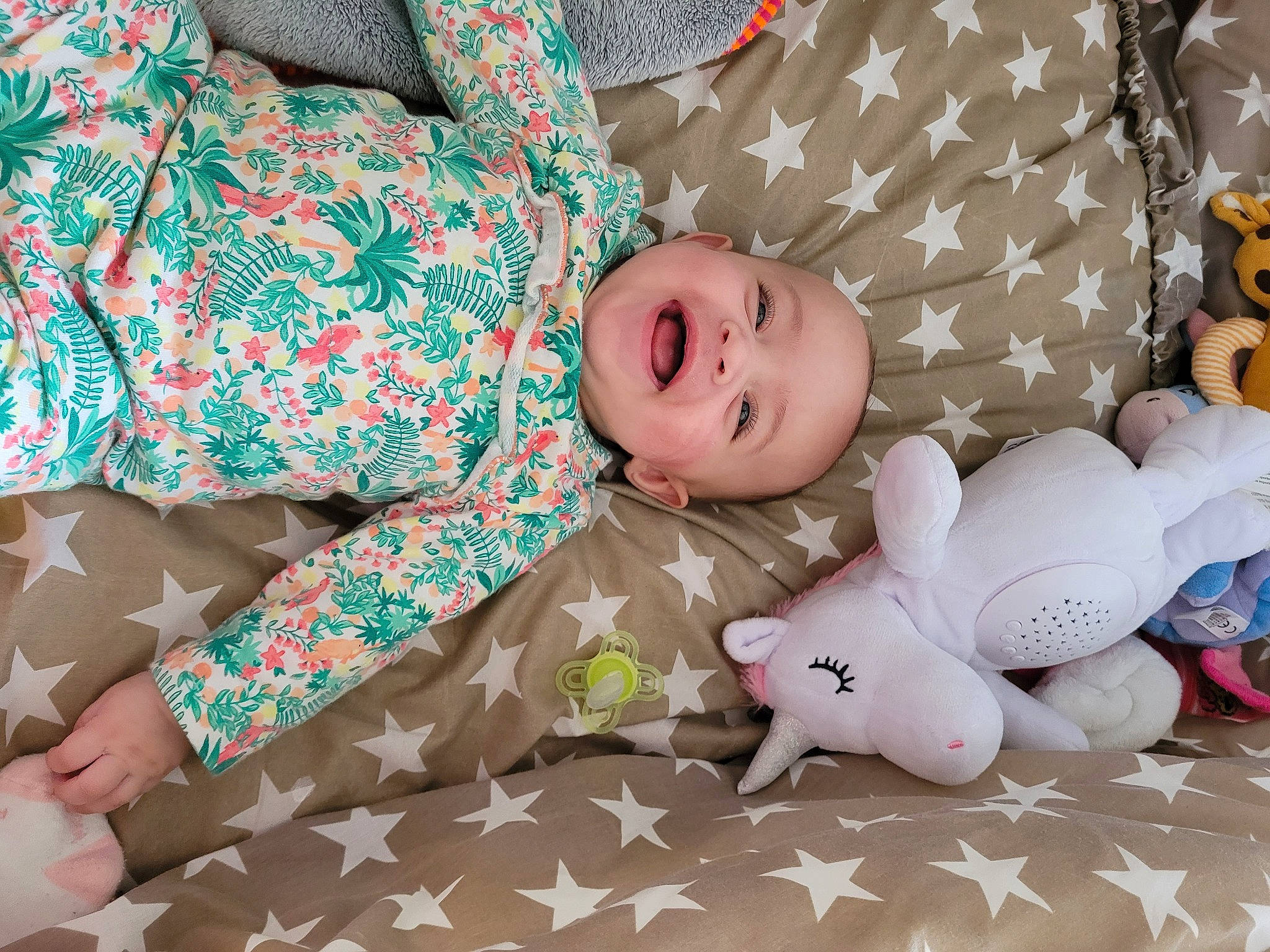 Emma a rejoint le concours — aidez-le/la à gagner de superbes lots ! baby, baby_products, baby_toddler_clothing, bedding, child, comfort, happy, hat, linens, pattern, person, pink, room, sleeve, smile, textile, thigh, toddler, toy, white