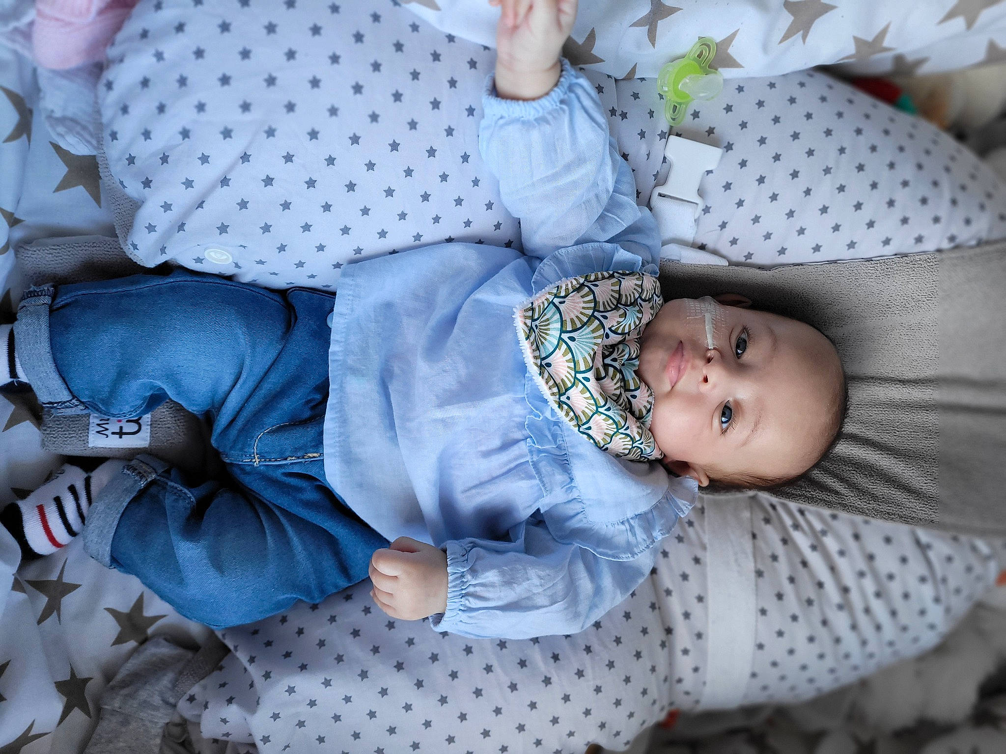 Emma a rejoint le concours — aidez-le/la à gagner de superbes lots ! baby, baby_products, baby_sleeping, baby_toddler_clothing, child, comfort, hand, head, human_body, leg, linens, nap, pattern, person, sitting, sleeve, smile, textile, toddler, tree