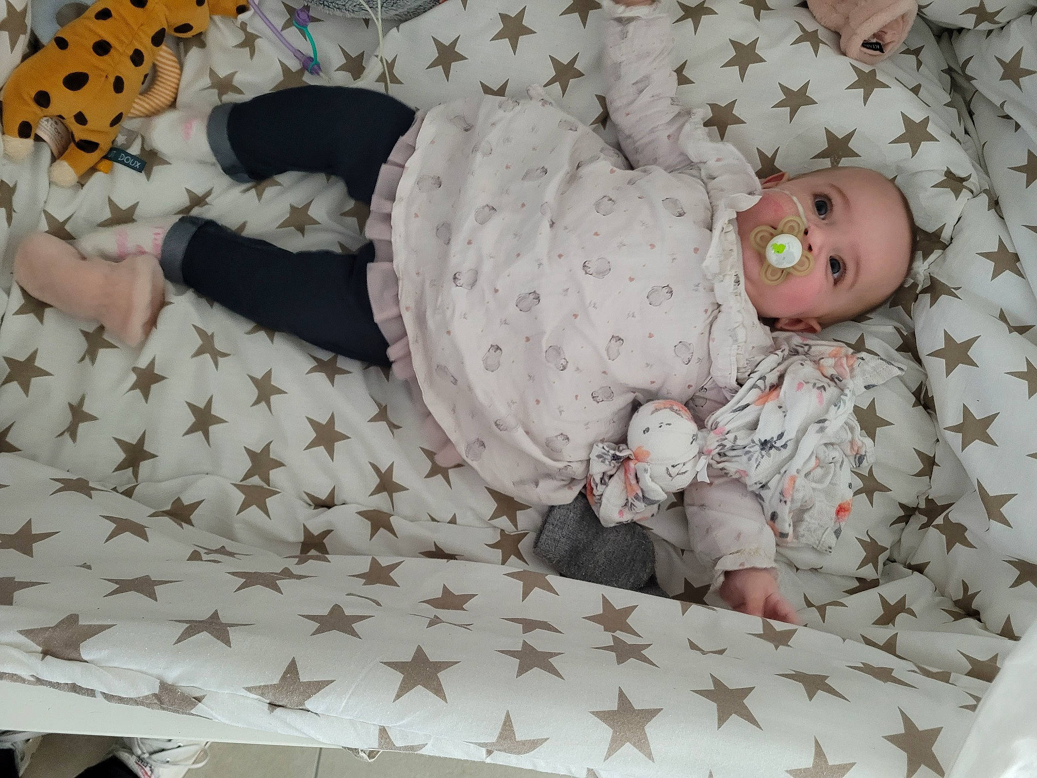 Emma participe au concours pour gagner de l'argent avec cette photo : baby, baby_products, baby_sleeping, baby_toddler_clothing, baby_toys, bed_sheet, bedding, child, comfort, flooring, head, infant_bed, linens, pattern, person, product, room, textile, toddler, white