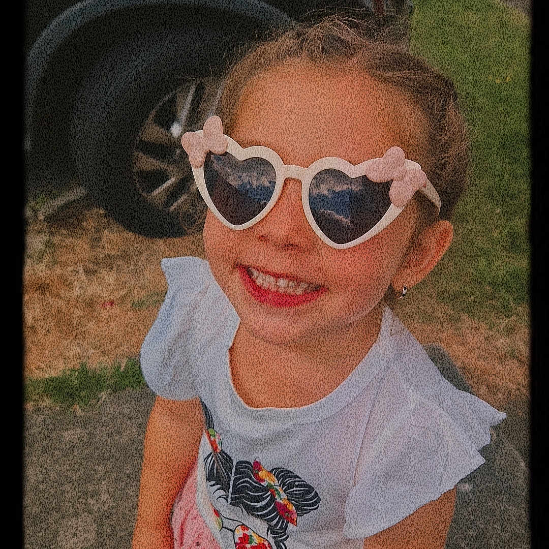 Andrada is registered to the contest to win money with this photo: accessories, alloywheel, baby, car, carwheel, clothing, face, glasses, head, machine, person, photography, portrait, spoke, sunglasses, t_shirt, tire, transportation, vehicle, wheel