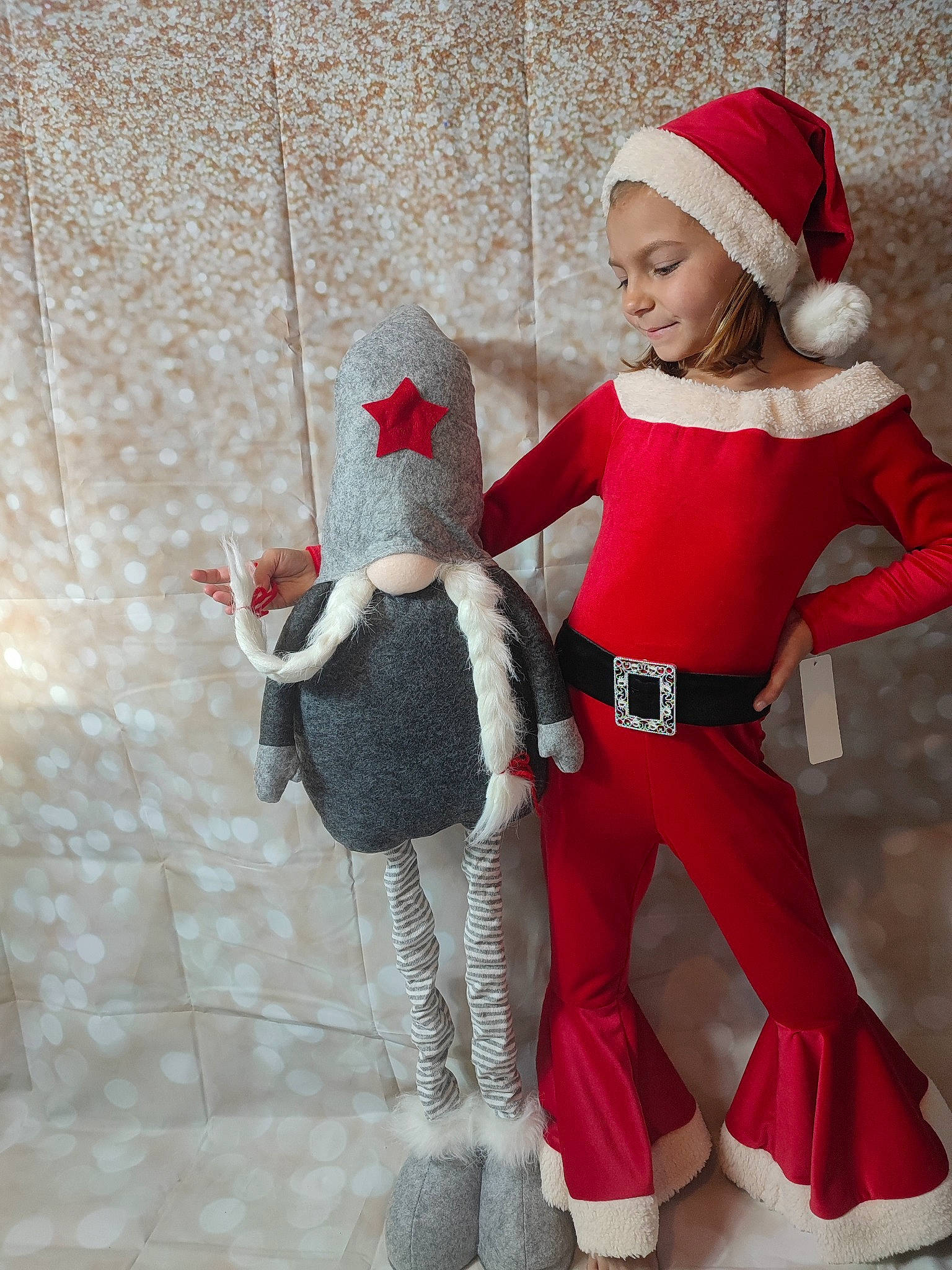 Emma participe au concours pour gagner de l'argent avec cette photo : belt, carmine, christmas, costume_hat, event, fashion, fictional_character, fun, fur, glove, hat, headgear, headwear, human_body, outerwear, person, red, santa_claus, sleeve, smile