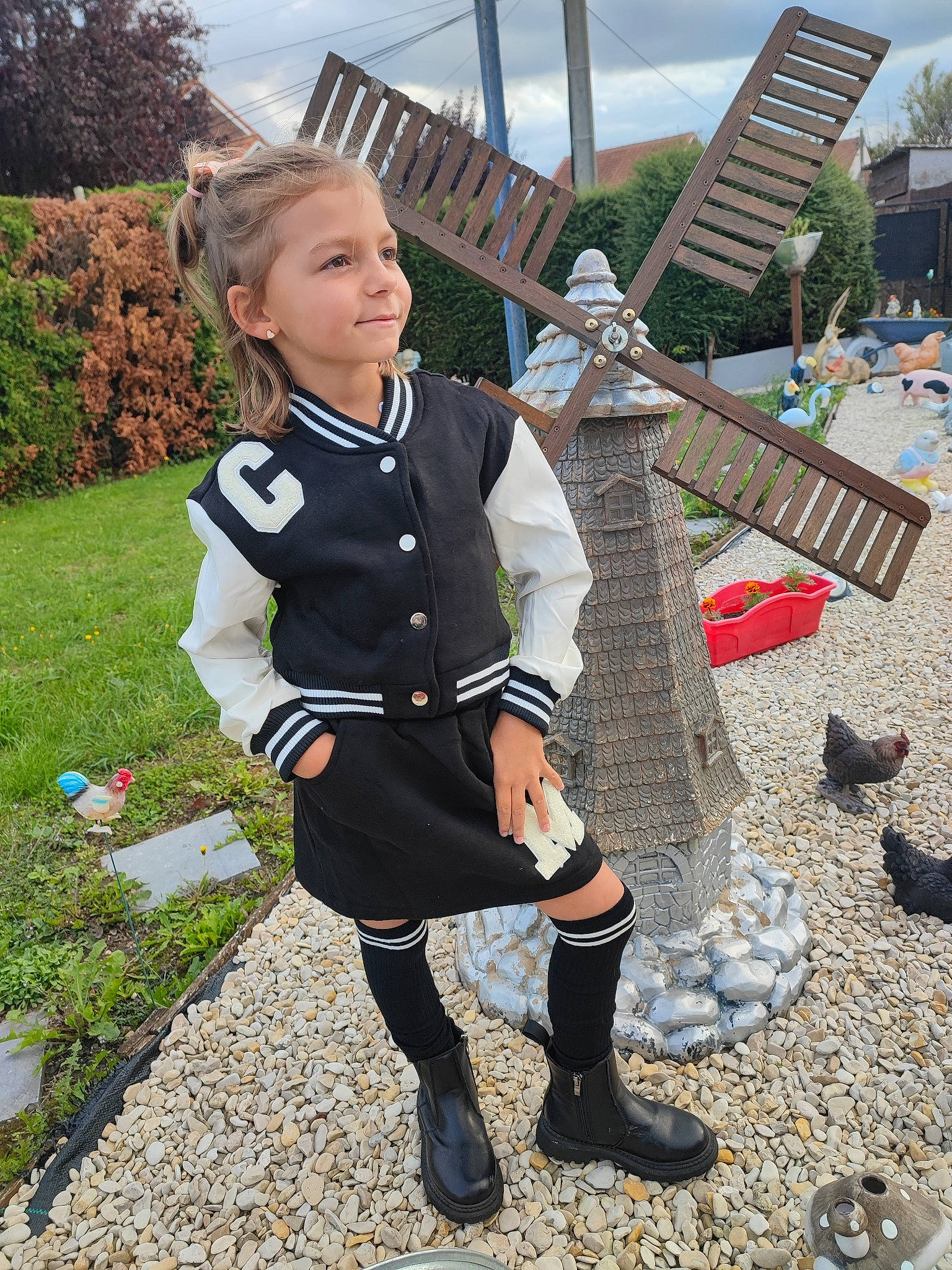Emma participe au concours pour gagner de l'argent avec cette photo : boot, cloud, costume, event, formal_wear, fun, grass, knee, leisure, pattern, person, plant, pole, recreation, sitting, sky, sleeve, toddler, tree, uniform