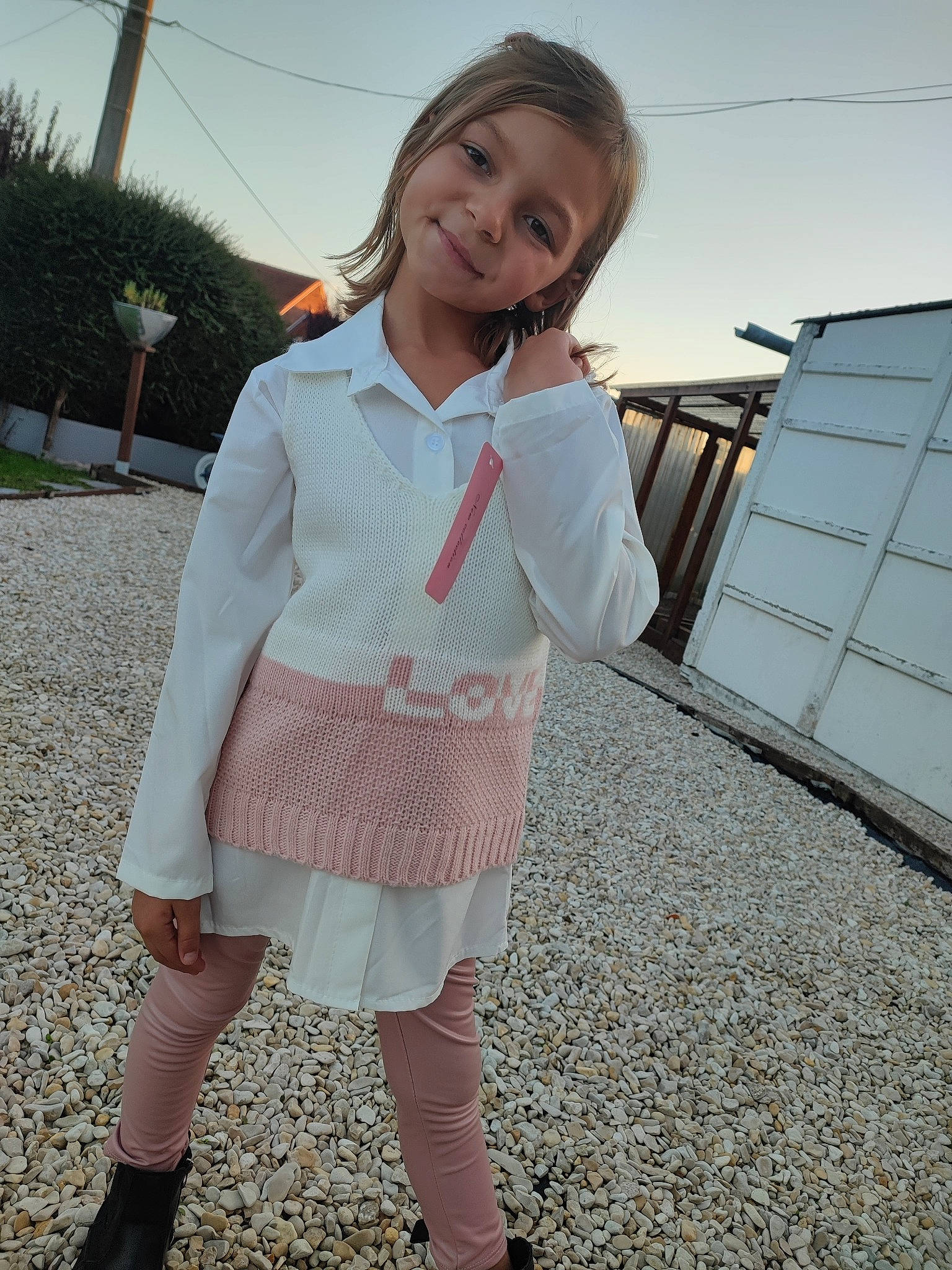 Emma a rejoint le concours — aidez-le/la à gagner de superbes lots ! blazer, collar, denim, dress_shirt, fashion_design, footwear, human_leg, joy, knee, neck, outerwear, pattern, person, plaid, sky, sleeve, smile, sock, tartan, thigh