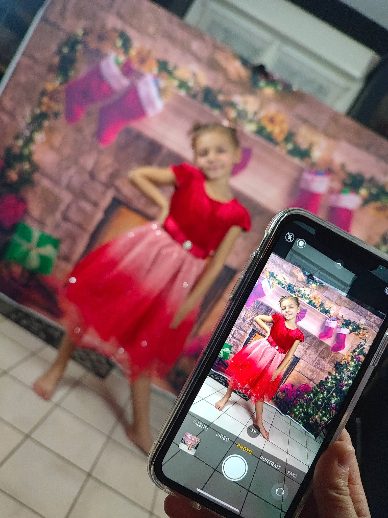 Emma a rejoint le concours — aidez-le/la à gagner de superbes lots ! advertising, blurred, communication_device, display_device, event, fashion, fashion_design, flooring, font, gadget, happy, human, joy, magenta, mobile_device, mobile_phone, multimedia, person, pink, portable_communications_device