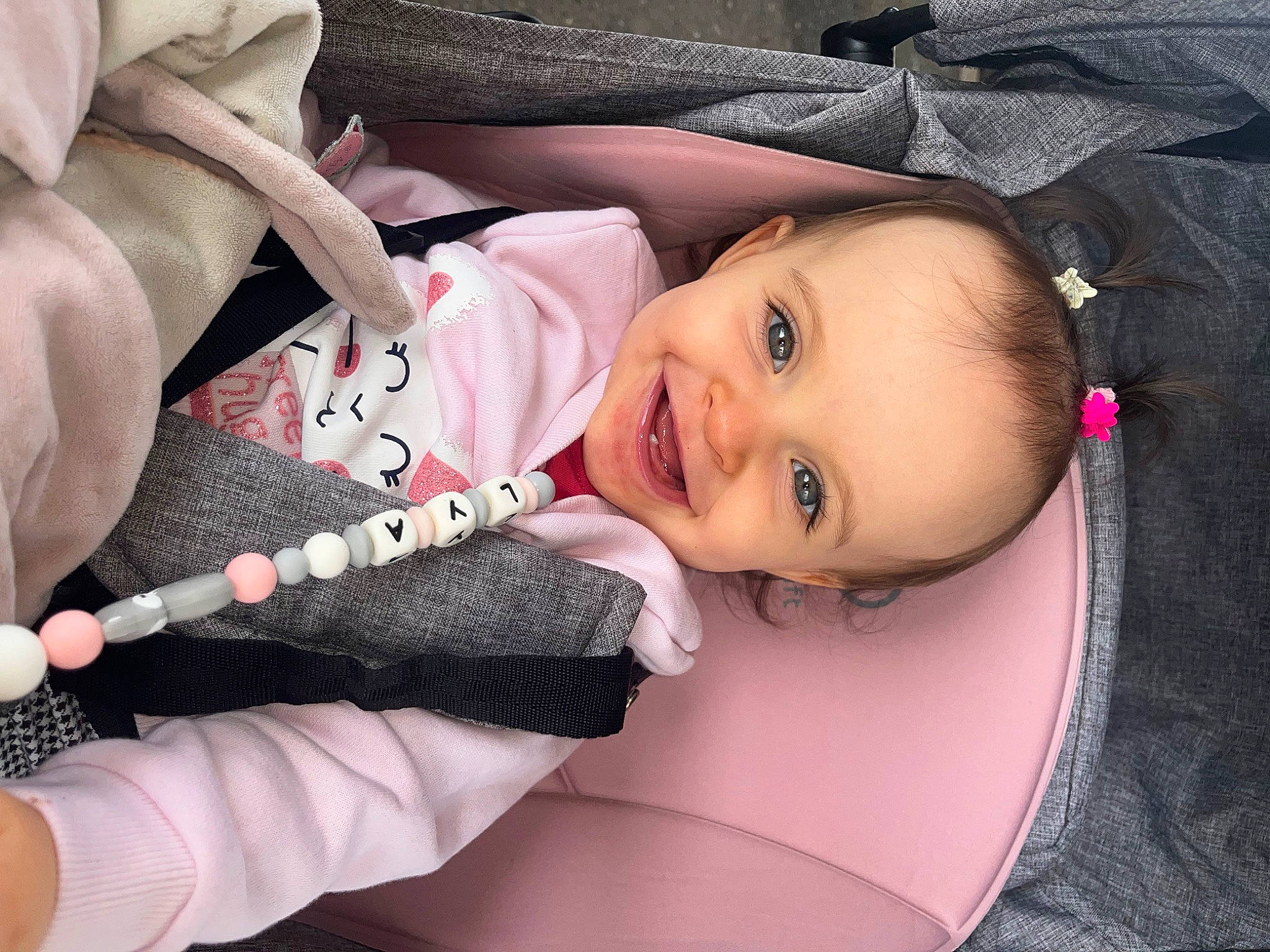 Lya participe au concours pour gagner de l'argent avec cette photo : arm, baby, baby_toddler_clothing, cheek, chin, comfort, eyebrow, face, gesture, hairstyle, hand, iris, joy, lip, mouth, nose, person, pink, product, skin